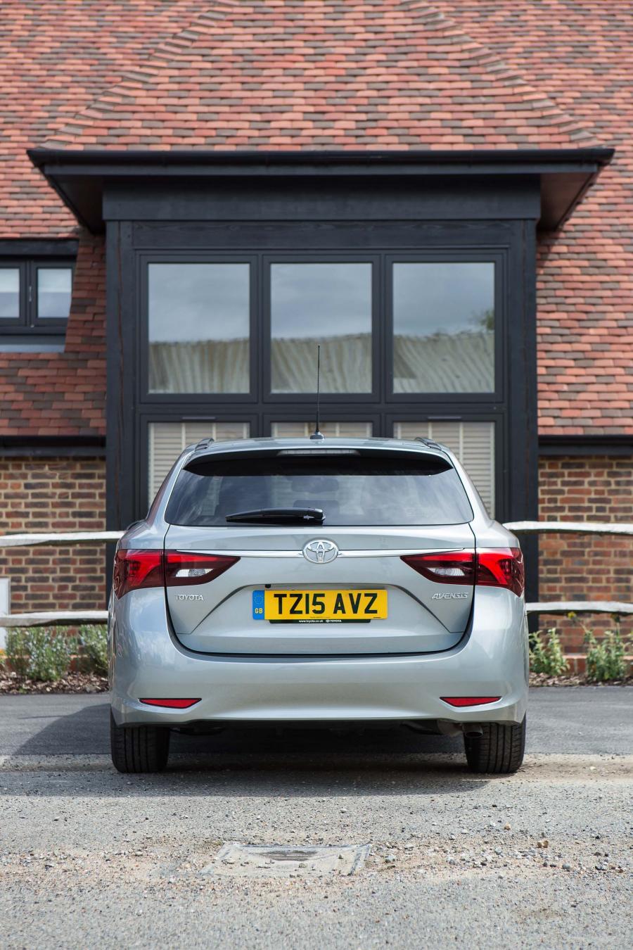  Toyota Avensis Touring Sports 2015 года  (UK) (фото 9 из 24)